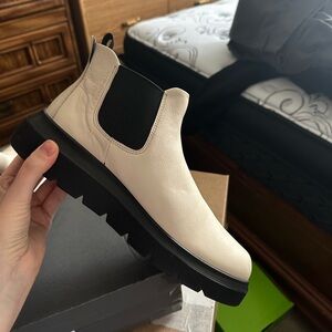 Ecco Cream Chelsea Boots women